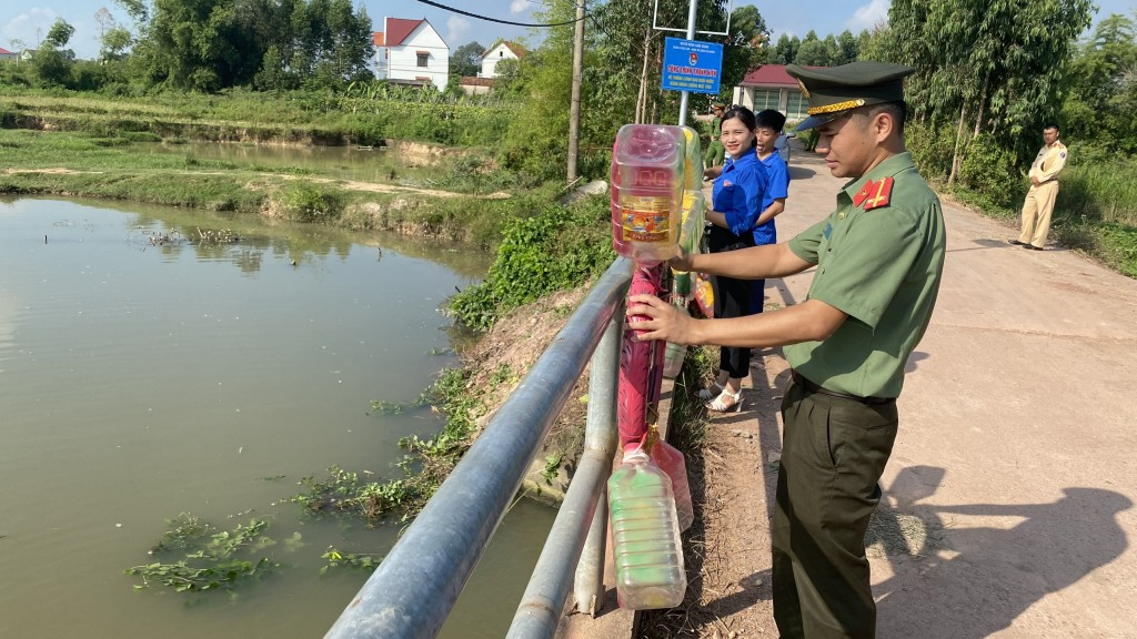 Những chiếc phao được đoàn viên, thanh niên tái chế từ phế liệu 