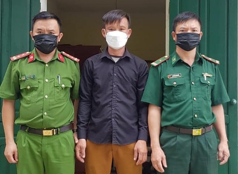 Nguyễn Văn Thắng (giữa) đã đến Đồn Biên phòng Lạch Kèn trình diện