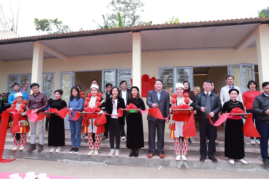 Lễ cắt băng khánh thành công trình “Nhà lớp học cho em” cho điểm trường mẫu giáo tại tỉnh Hà Giang do Trường THCS Thành Công hỗ trợ (ảnh tư liệu)