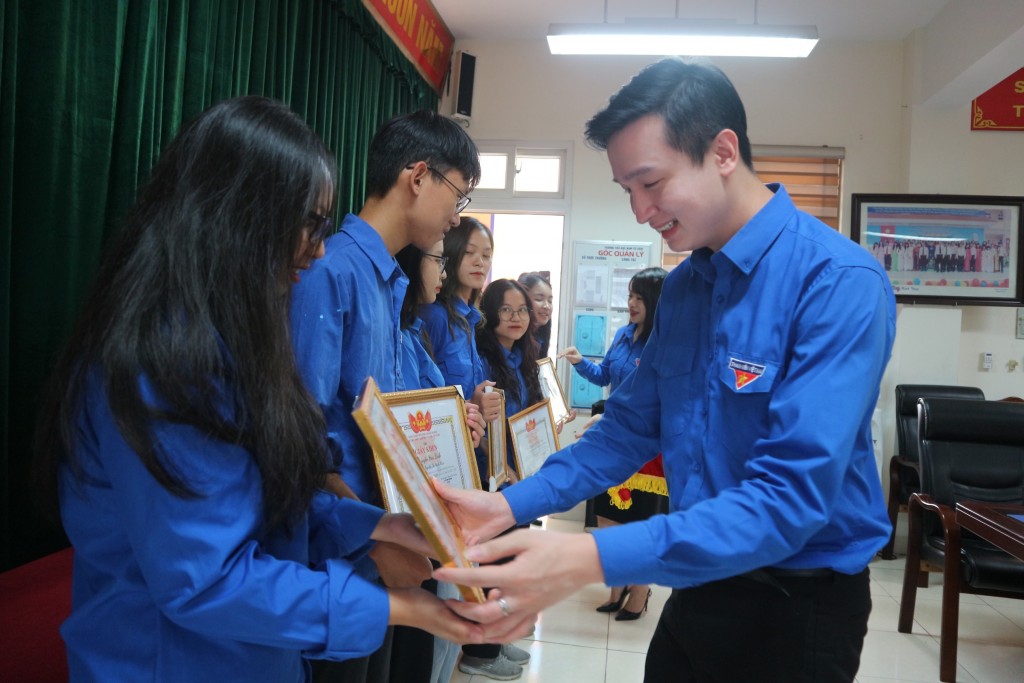 Nhiều hoạt động ý nghĩa trong ngày hoạt động cao điểm chiến sĩ tình nguyện “Vì đàn em thân yêu” Nhiều hoạt động ý nghĩa trong ngày hoạt động cao điểm chiến sĩ tình nguyện “Vì đàn em thân yêu”