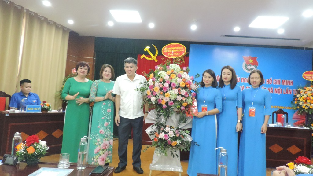Lãnh đạo Đảng ủy khu công nghiệp và chế xuất Hà Nội tặng hoa chúc mừng Đại hội 