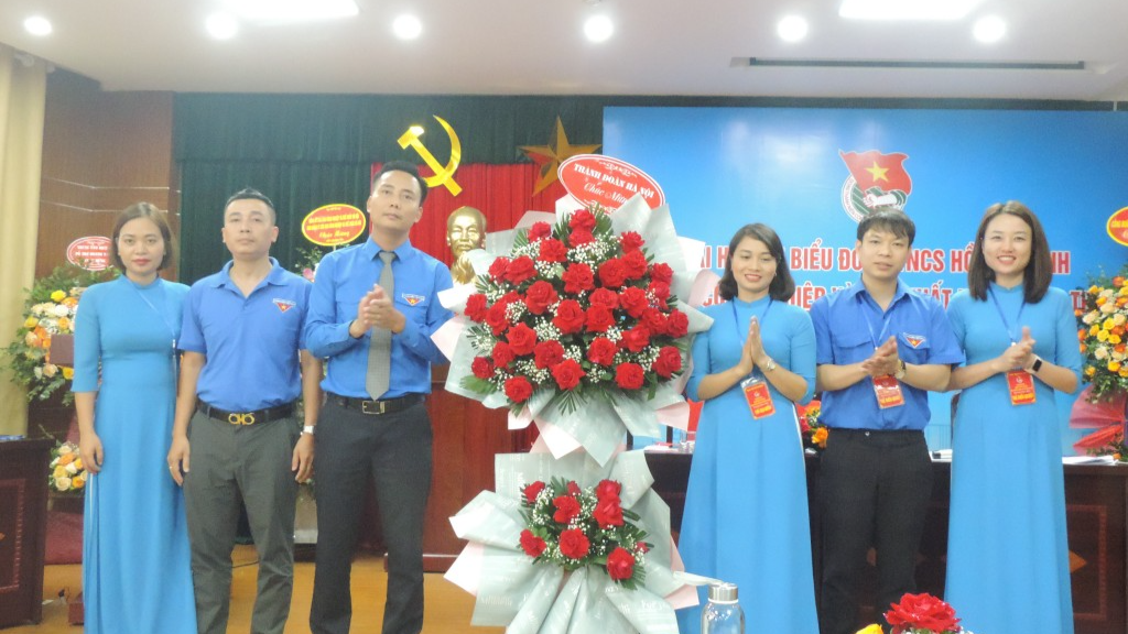 Phó Bí thư Thường trực Thành đoàn Hà Nội Nguyễn Đức Tiến tặng hoa chúc mừng Đại hội 