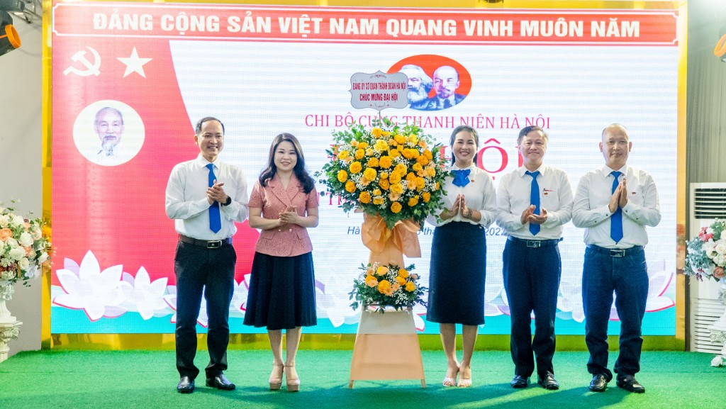 Đại diện Đảng ủy Cơ quan Thành Đoàn Hà Nội tặng hoa chúc mừng Đại hội