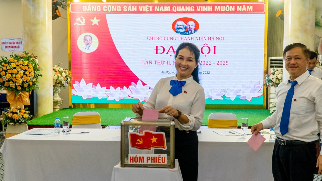 Đồng chí Dương Việt Hà cùng các Đảng viên bỏ phiếu tín nhiệm nhân sự cho nhiệm kỳ mới