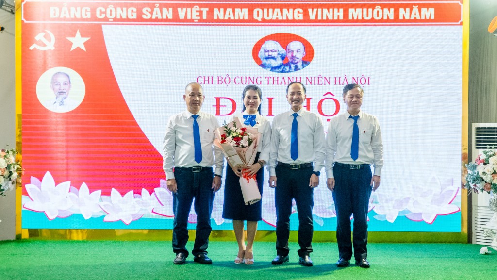 Đồng chí Nguyễn Đức Tuấn (Phó Bí thư Đảng ủy cơ quan) tặng hoa chúc mừng Ban Chấp hành Chi bộ Cung Thanh niên Hà Nội nhiệm kỳ 2022 - 2025