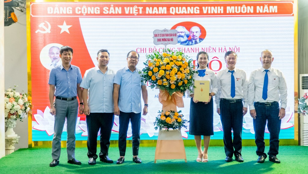 Đại diện các cơ quan trực thuộc Thành Đoàn Hà Nội tặng hoa chúc mừng Đại hội Chi bộ Cung Thanh niên Hà Nội