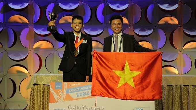 Nguyễn Duy Phong (bên trái) xuất sắc giành Huy chương Vàng Tin học văn phòng thế giới 