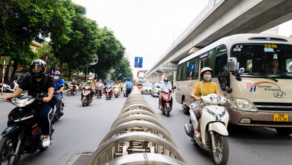 Giao thông đường Nguyễn Trãi vẫn hỗn loạn sau 3 ngày thí điểm tách làn