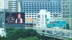 Hình ảnh Nam vương Quốc tế Trịnh Bảo phủ kín ngã tư, tòa nhà lớn tại Bangkok