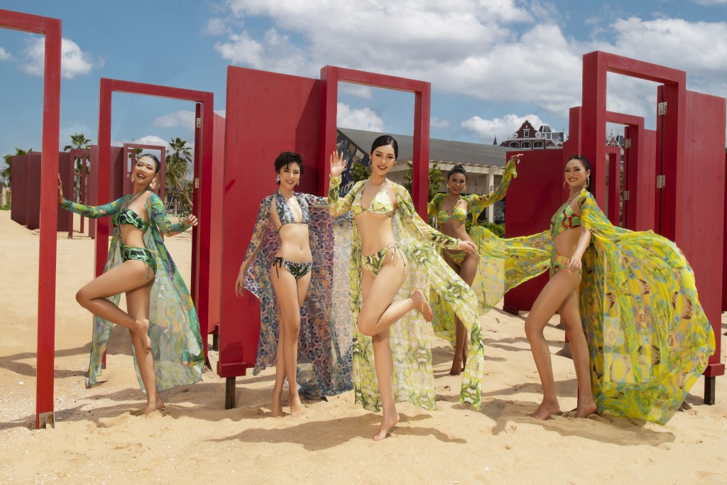 Top 5 Hoa hậu các Dân tộc Việt Nam 2022 tận hưởng những phút giây thư giãn ở bãi biển Miami Bikini Beach , điểm đến yêu thích của bất cứ du khách nào khi đến tham quan NovaWorld Phan Thiet. Siêu thành phố biển hứa hẹn sẽ là điểm du lịch lý tưởng cho cả bốn mùa vì khí hậu nắng ấm quanh năm.