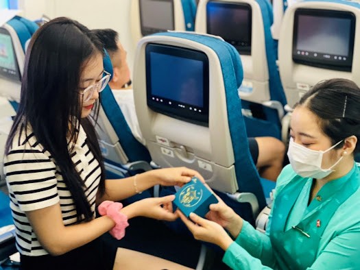 Hành khách Vietnam Airlines bất ngờ nhận niềm vui Trung Thu sớm