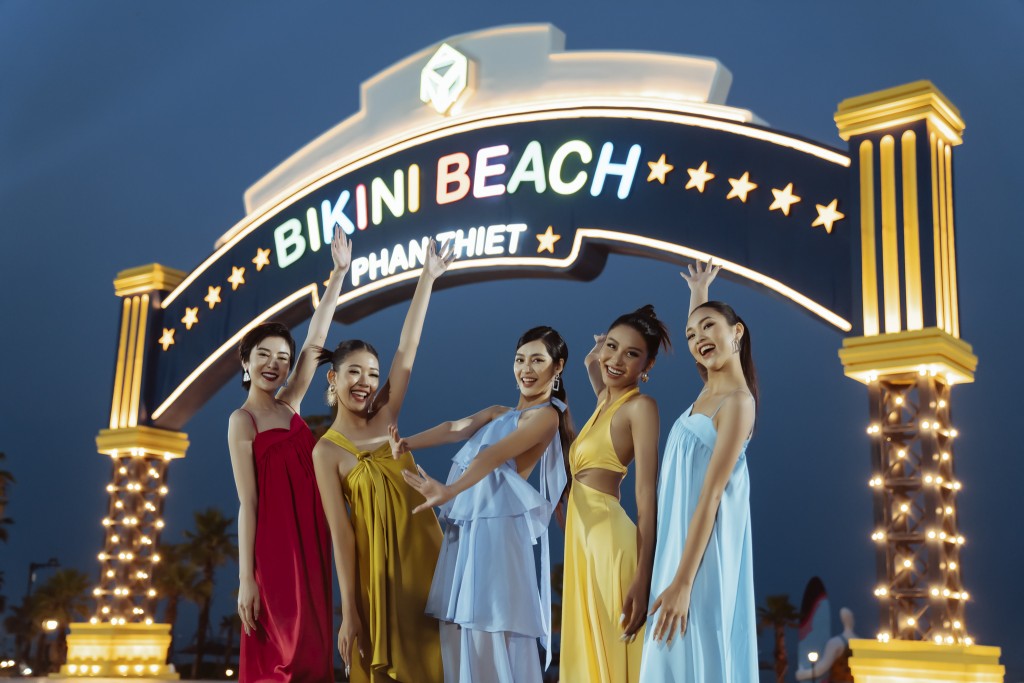 Trong chuyến hội ngộ này, Top 3 Hoa hậu các Dân tộc Việt Nam 2022 cùng những người bạn cũng đã có những khoảnh khắc “lạc bước” trên con phố mua sắm đậm chất Mỹ, cùng thưởng thức những món đồ uống yêu thích và thỏa thích sở thích mua sắm với nhiều thương hiệu thời trang, làm đẹp danh tiếng