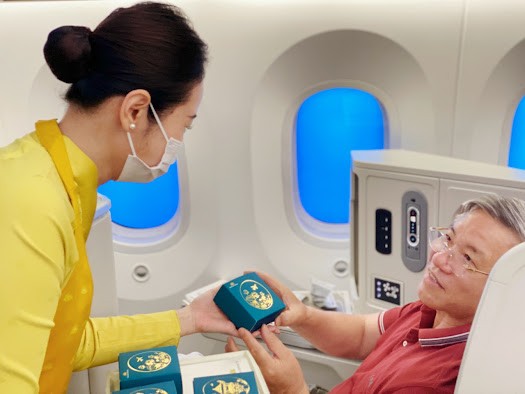 1-1-Hành khách bất ngờ nhận quà Trung thu sớm từ Vietnam Airlines