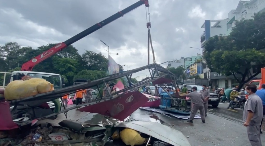 Cổng chào công viên văn hóa Đầm Sen bất ngờ đổ sấp khiến nhiều người đi đường hốt hoảng, thoát nạn trong gang tấc