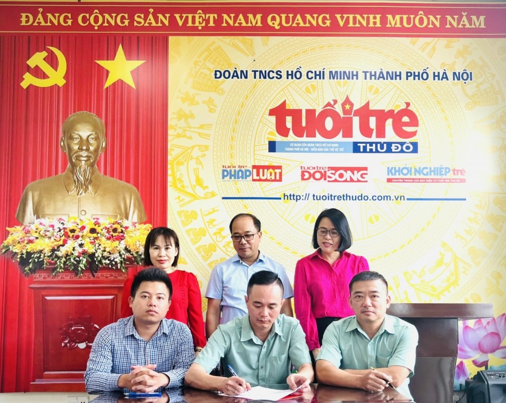 Đại diện Ban Biên tập, Công đoàn và Đoàn thanh niên Báo Tuổi trẻ Thủ đô kí cam kết Xây dựng môi trường văn hóa