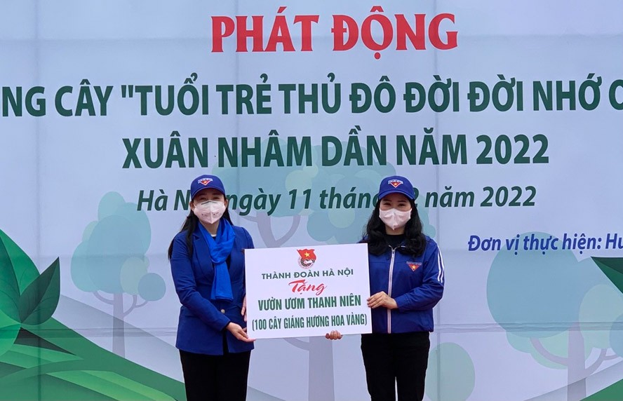 Bí thư Thành đoàn Hà Nội Chu Hồng Minh trao tặng công trình vườn ươm thanh niên cho Huyện đoàn Mê Linh.