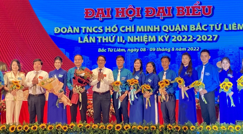 Hoạt động Đoàn gắn chặt với nhiệm vụ chính trị của địa phương, đơn vị Hoạt động Đoàn gắn chặt với nhiệm vụ chính trị của địa phương, đơn vị