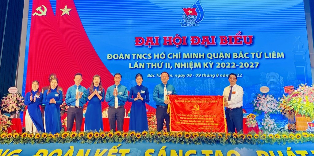 Hoạt động Đoàn gắn chặt với nhiệm vụ chính trị của địa phương, đơn vị Hoạt động Đoàn gắn chặt với nhiệm vụ chính trị của địa phương, đơn vị