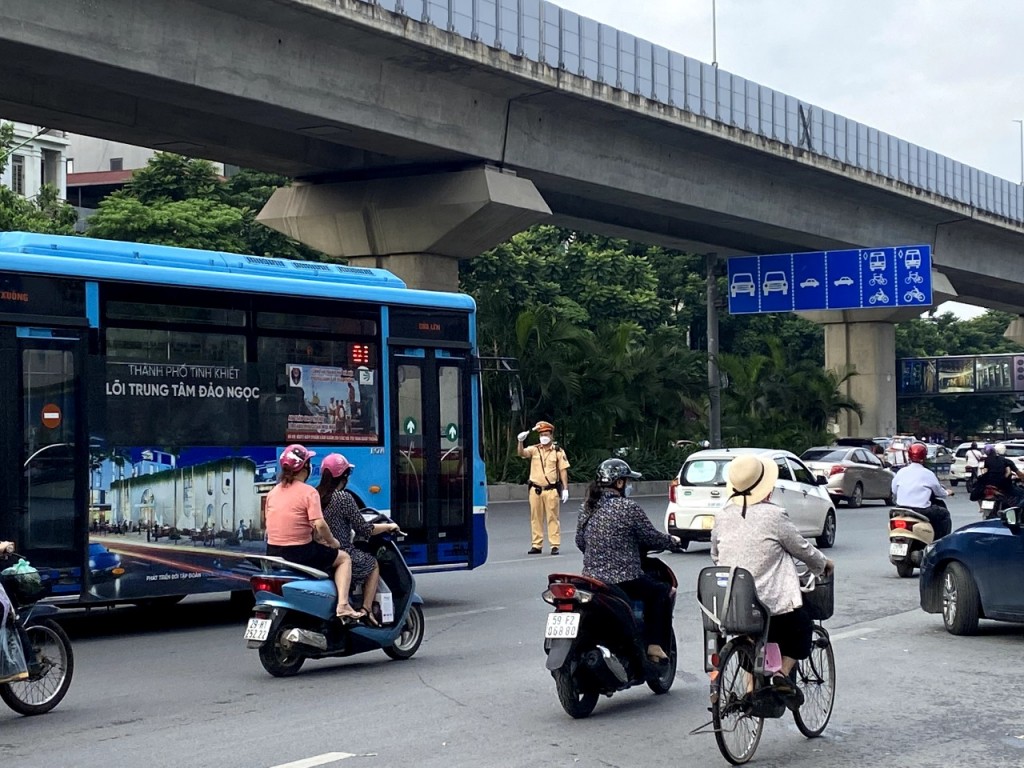 Phân làn đường Nguyễn Trãi (Hà Nội): Nhiều xe máy vẫn 