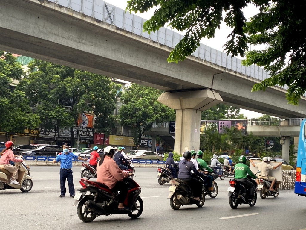 Phân làn đường Nguyễn Trãi (Hà Nội): Nhiều xe máy vẫn 