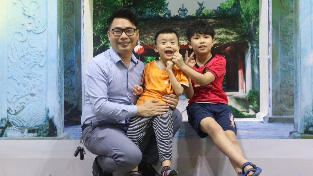 Trần Văn Thuận cùng hai con trai
