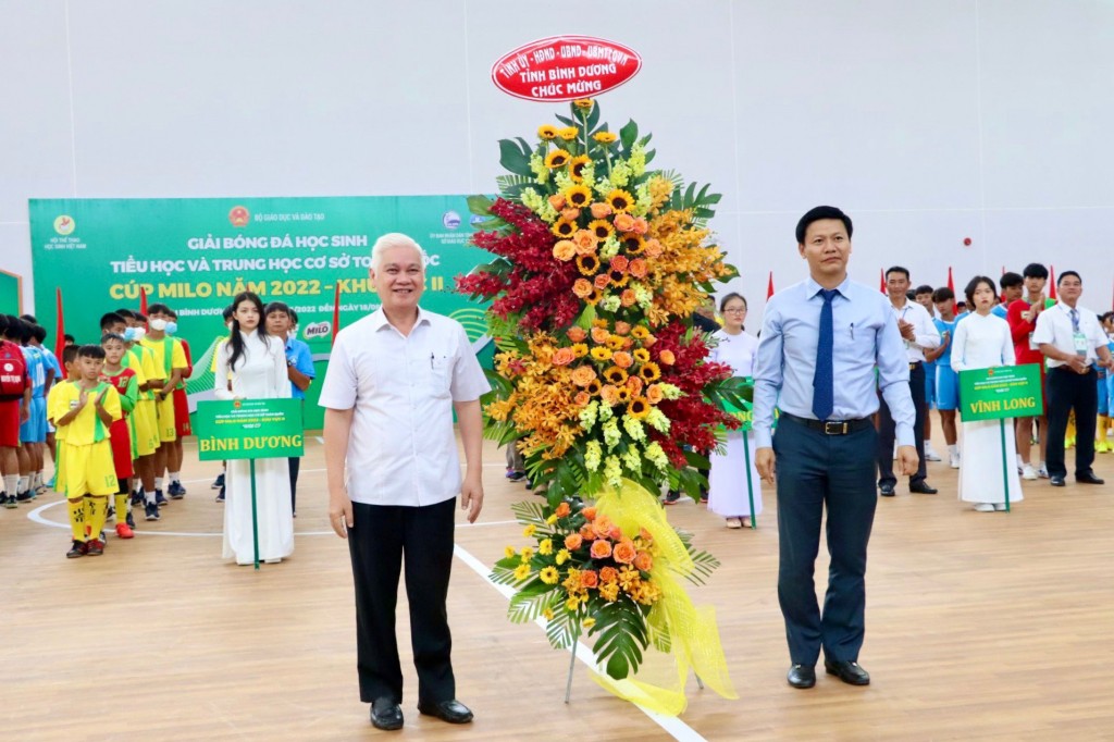 Ông Nguyễn Văn Lợi, Ủy viên Trung ương Đảng, Bí thư Tỉnh ủy, Trưởng đoàn Đại biểu Quốc hội tỉnh tặng hoa chúc mừng