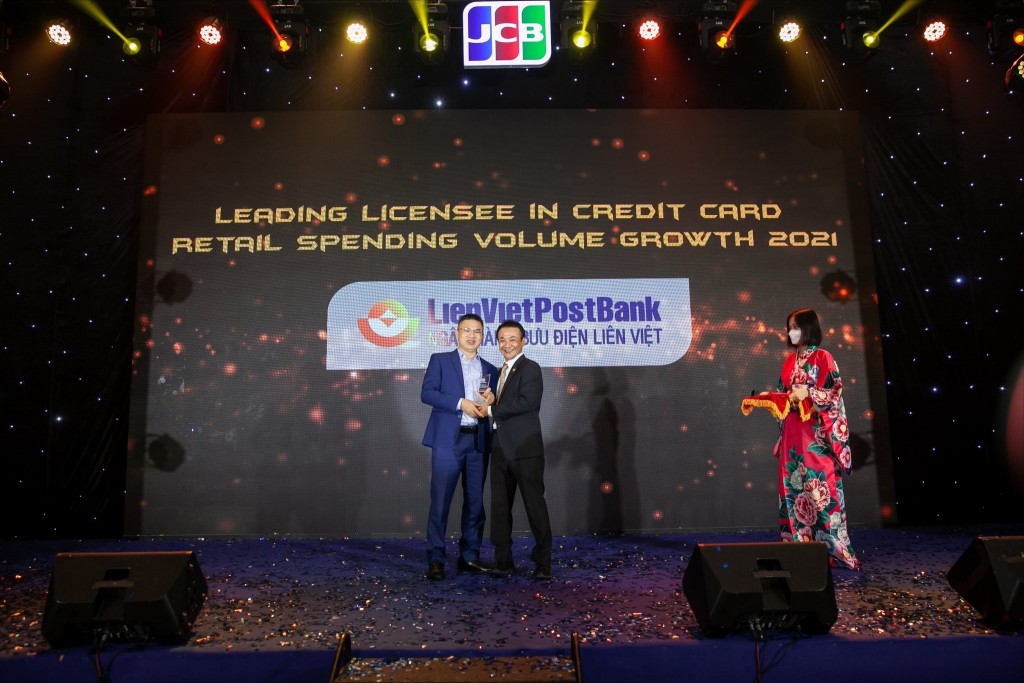 Ông Nguyễn Bá Tuyến – Phó Giám đốc Khối Ngân hàng số đại diện LienVietPostBank nhận Cup tại chương trình The land of Happiness JCB Vietnam Conference 2022 ngày 05/08/2022 tại Đà Nẵng