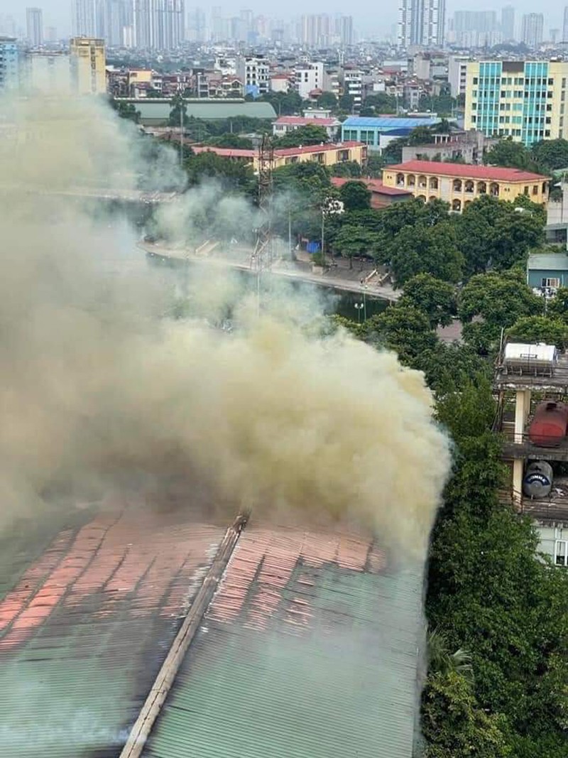 Khói lửa cuộn cuộn bốc lên từ khu nhà bại cháy trong ngõ 109 Trường Chinh, phường Phương Liệt, quận Đống Đa