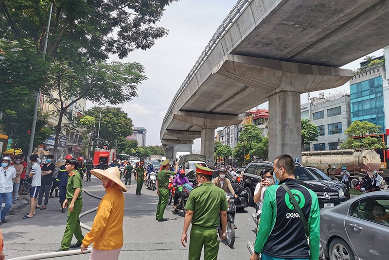 Phía ngoài Công an phường sở tại phối hợp cảnh sát trật tự, cảnh sát giao thông tổ chức phân làn, phục vụ công tác chữa cháy, cứu nạn