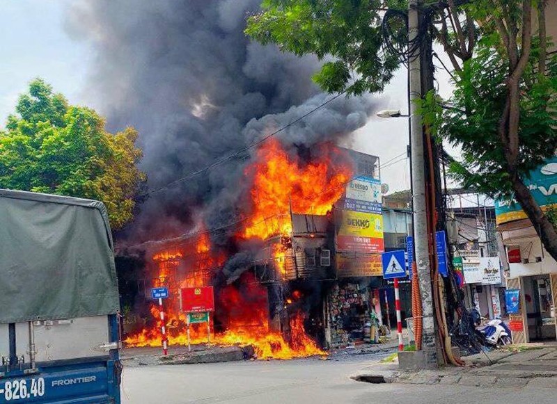 Hà Nội: Trong buổi sáng liên tiếp xảy ra 2 vụ cháy lớn gây thiệt hại nhiều tài sản