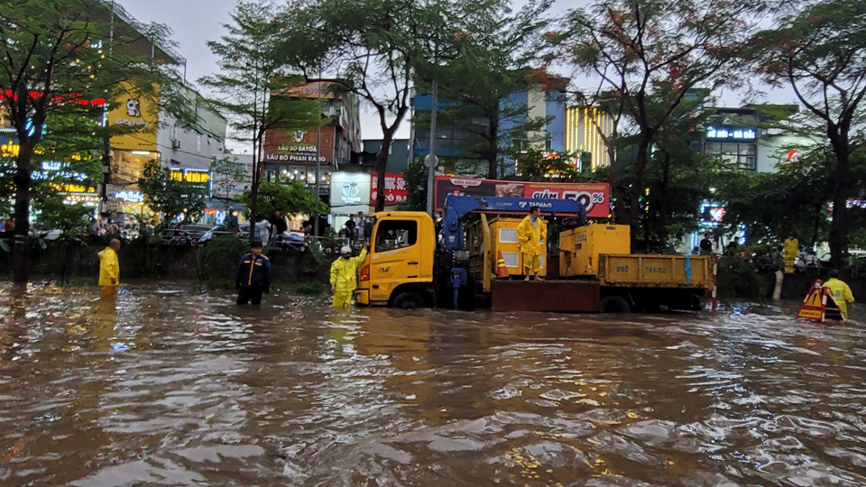 Hà Nội tổ chức trực ban 24/24h sẵn sàng ứng phó với ngập úng do bão số 2