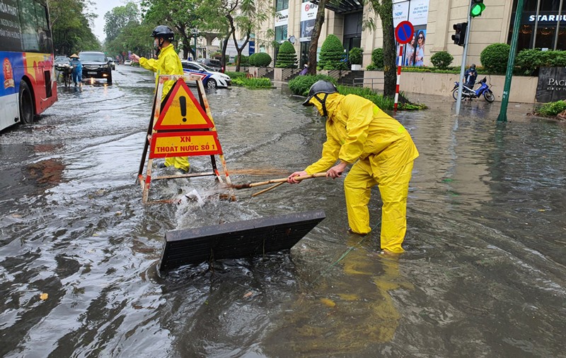 Hà Nội tổ chức trực ban 24/24h sẵn sàng ứng phó với ngập úng do bão số 2