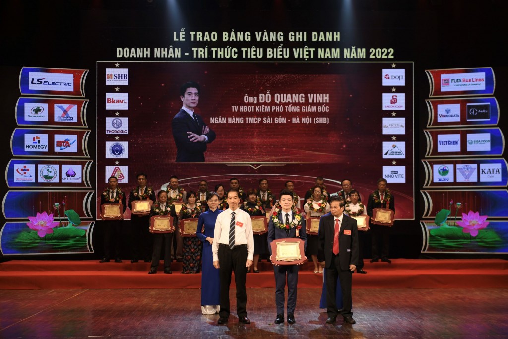 Ông Đỗ Quang Vinh, Thành viên HĐQT kiêm Phó Tổng Giám đốc SHB đại diện ngân hàng nhận giải thưởng “Top 10 thương hiệu nổi tiếng hàng đầu Việt Nam 2022