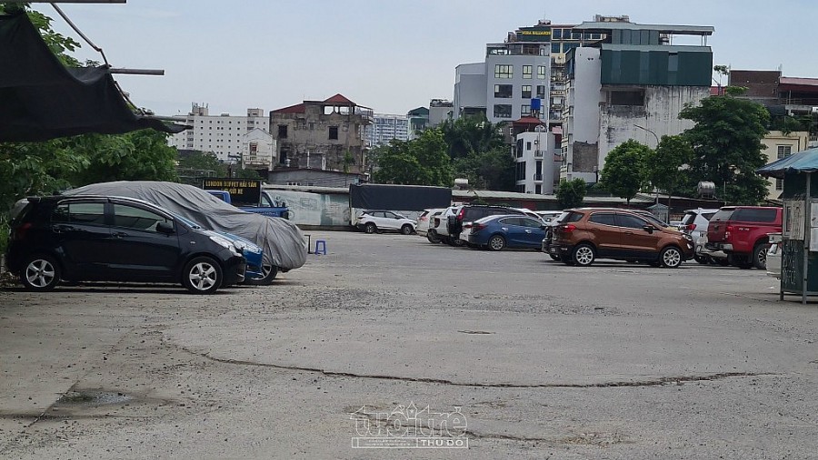 Bãi xe rộng mênh mông trên đất dự án chưa được triển khai ở cuối đường Thành Thái