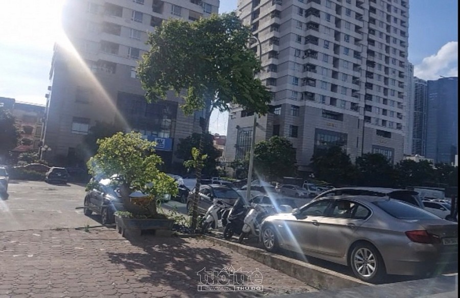 Bãi xe quy mô hàng trăm chiếc ô tô, xe máy trên phần đất dự án chưa được triển khai ở cuối đường Thành Thái, phường Dịch Vọng, quận Cầu Giấy