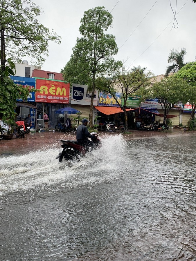 Hà Nội mưa lớn khiến nhiều tuyến đường ùn tắc kéo dài
