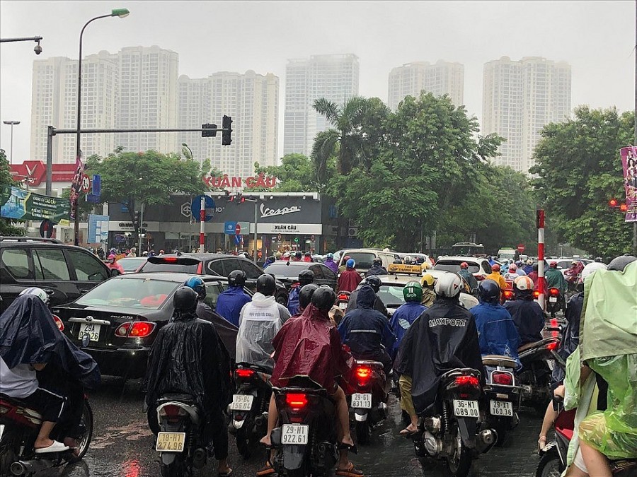 Hà Nội mưa lớn khiến nhiều tuyến đường ùn tắc kéo dài