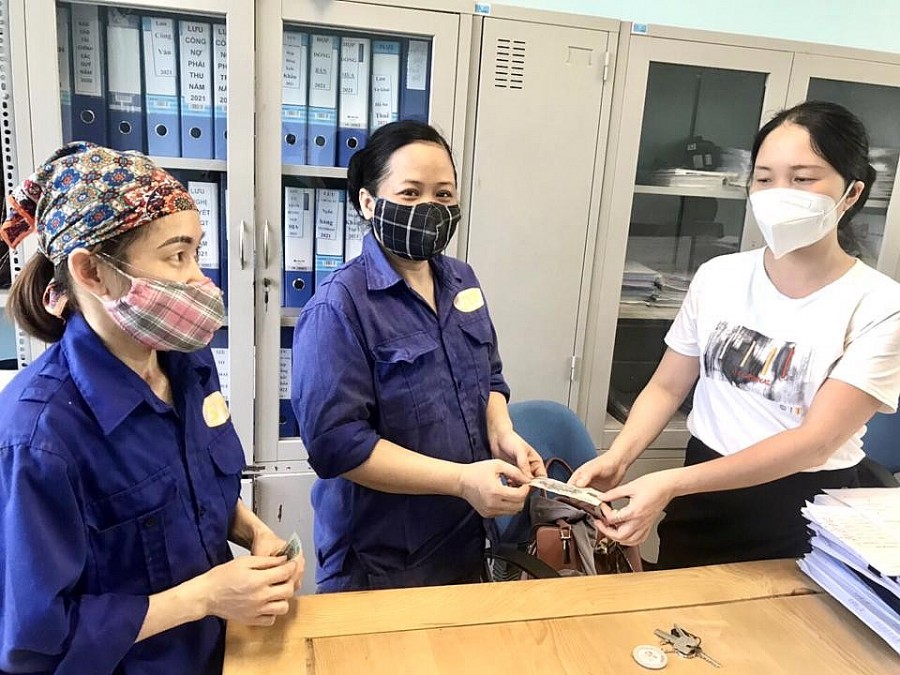 Người lao động đang làm việc tại Công ty CP Công nghiệp thương mại Sông Đà vui mừng khi được nhận kinh phí hỗ trợ tiền thuê nhà tháng 4/2022