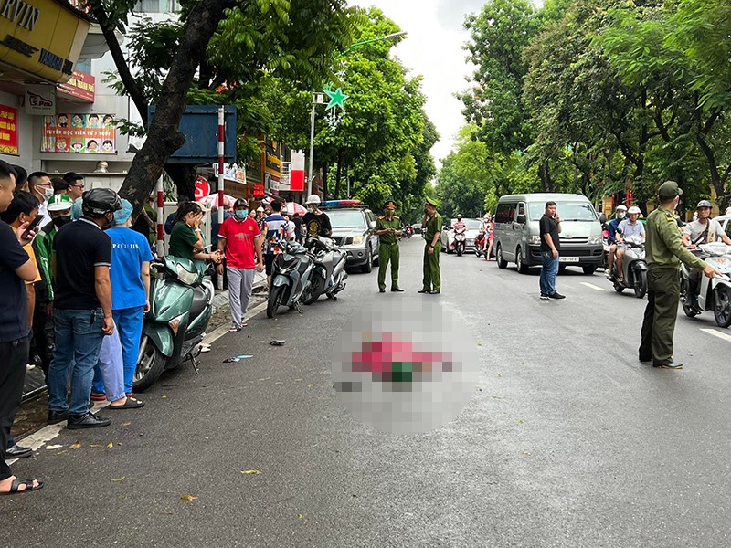 Lực lượng chức năng đang phong tỏa hiện trường để điều tra làm rõ nguyên nhân vụ án mạng