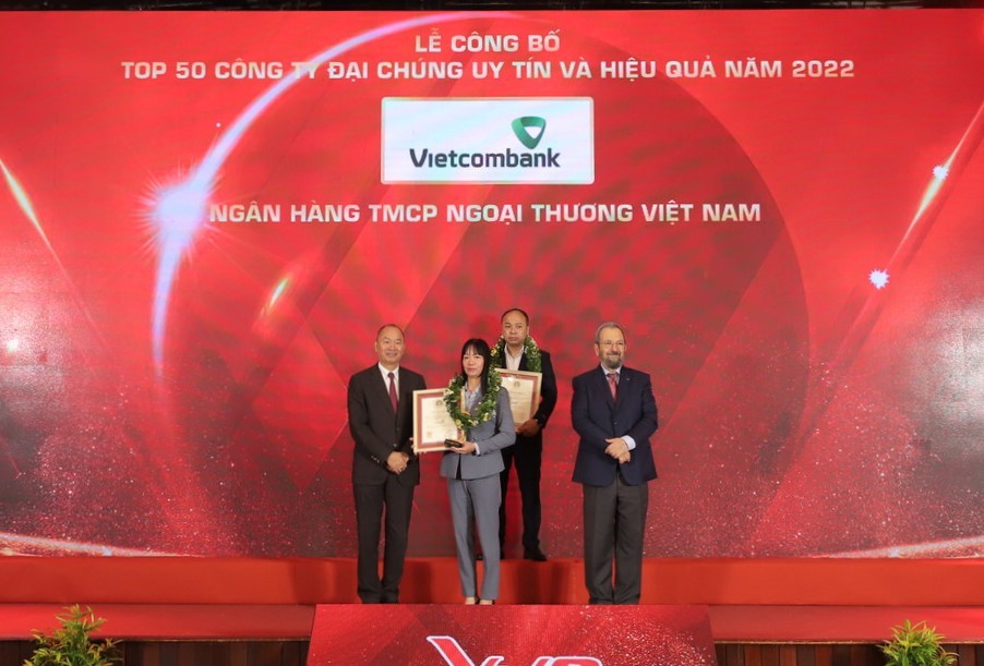 Bà Phan Thị Thanh Tâm, Phó trưởng VPĐD Vietcombank tại khu vực phía Nam, đại diện Vietcombank (đứng giữa  hàng đầu) nhận vinh danh từ Ban tổ chức trong Lễ công bố Top 50 công ty đại chúng uy tín và hiệu quả năm 2022