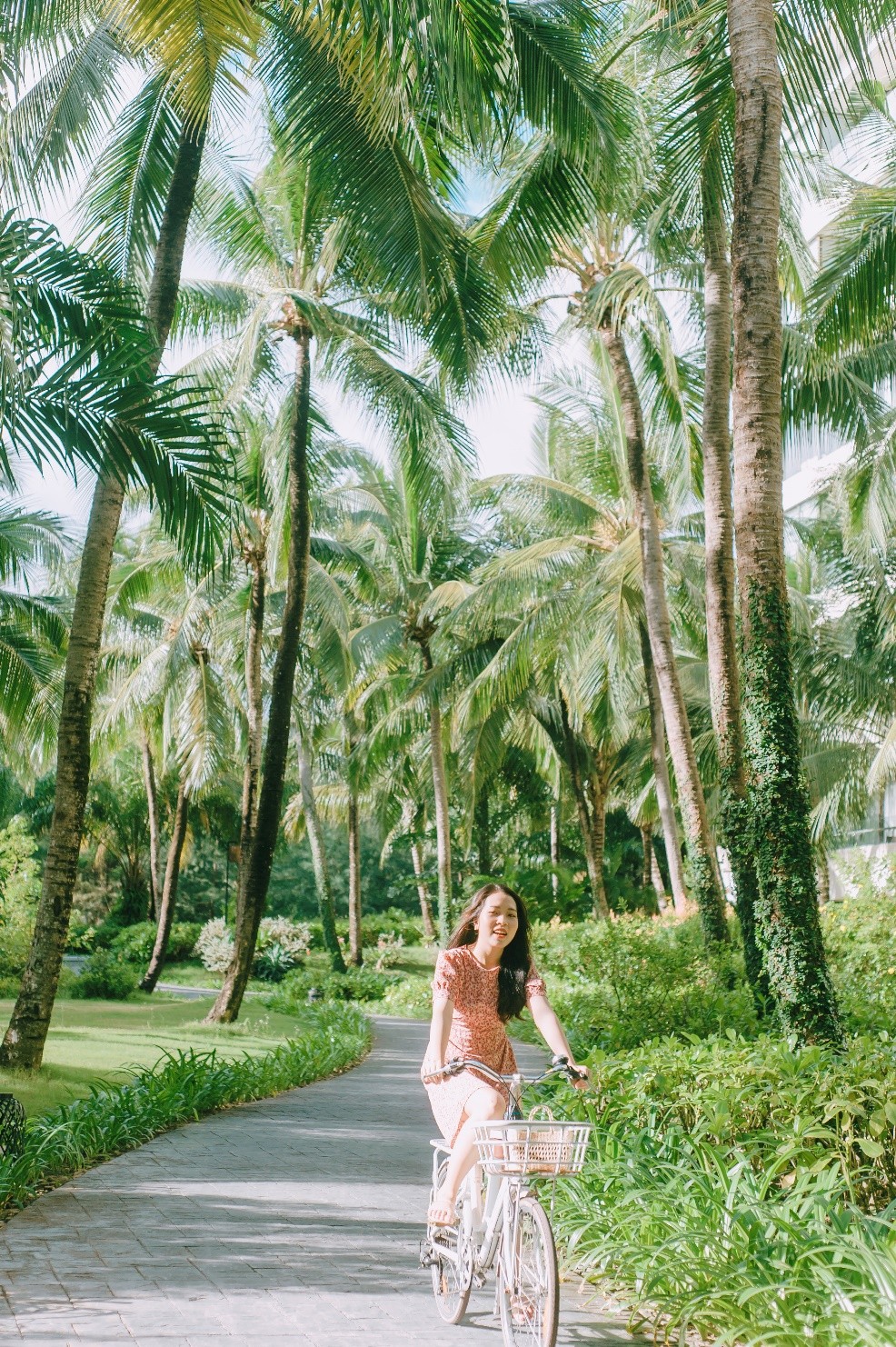 Không gian rợp bóng cây xanh tại InterContinental Phu Quoc Long Beach Resort là điểm đến lý tưởng để thư giãn trong một ngày mưa