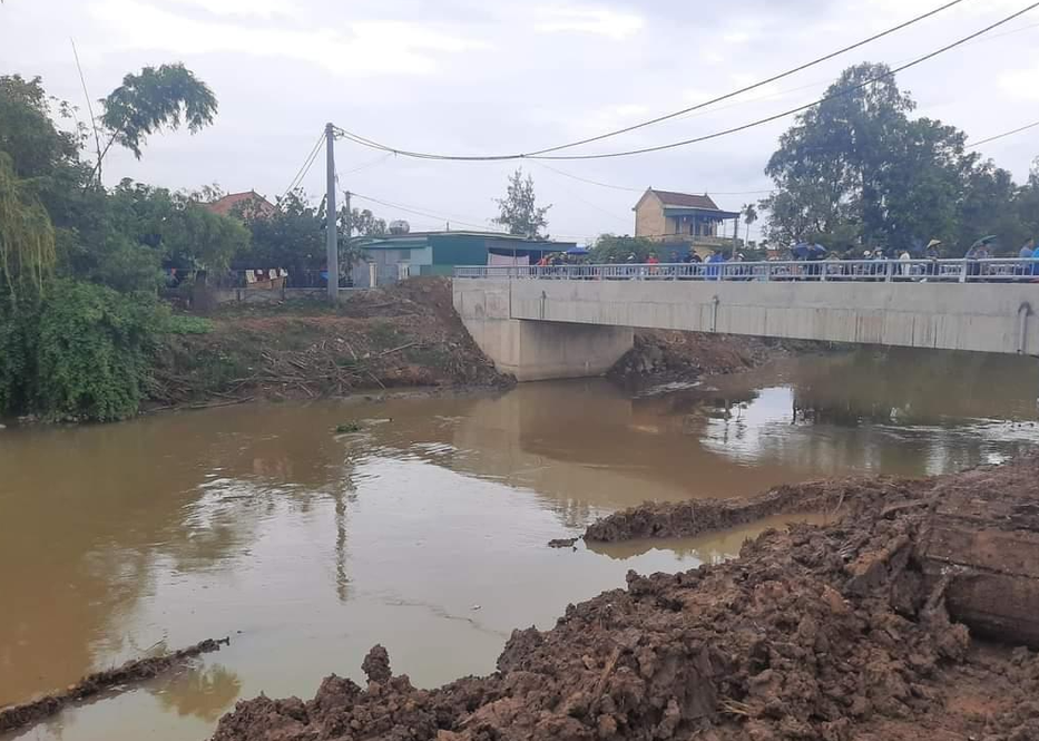 Nghệ An: Cháu bé ngã xuống kênh mất tích