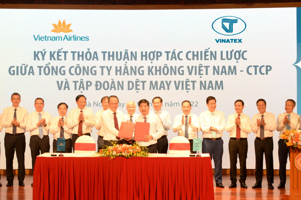 1 - Vietnam Airlines và Vinatex ký kết hợp tác chiến lực thúc đẩy _Người Việt Nam ưu tiên dùng hàng Việt Nam_