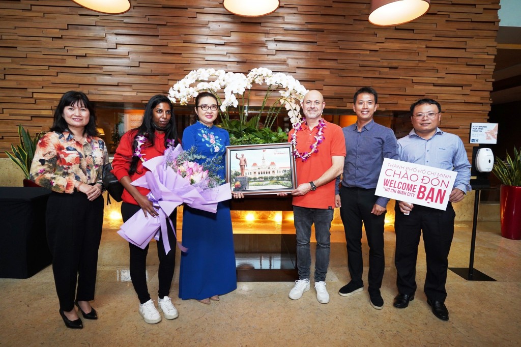 bà Bùi Thị Ngọc Hiếu, Phó Giám đốc Sở Du lịch TP Hồ Chí Minh tặng quà cho đoàn khách