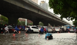 Nhiều tuyến phố Hà Nội ngập sâu, người dân chật vật đi làm