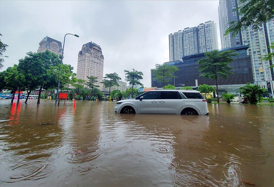 Nhiều tuyến phố Hà Nội ngập sâu, người dân chật vật đi làm