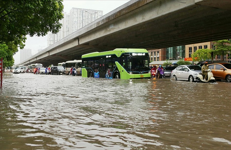 Nhiều tuyến phố Hà Nội ngập sâu, người dân chật vật đi làm