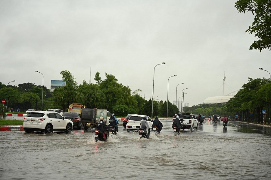 Nhiều tuyến phố Hà Nội ngập sâu, người dân chật vật đi làm