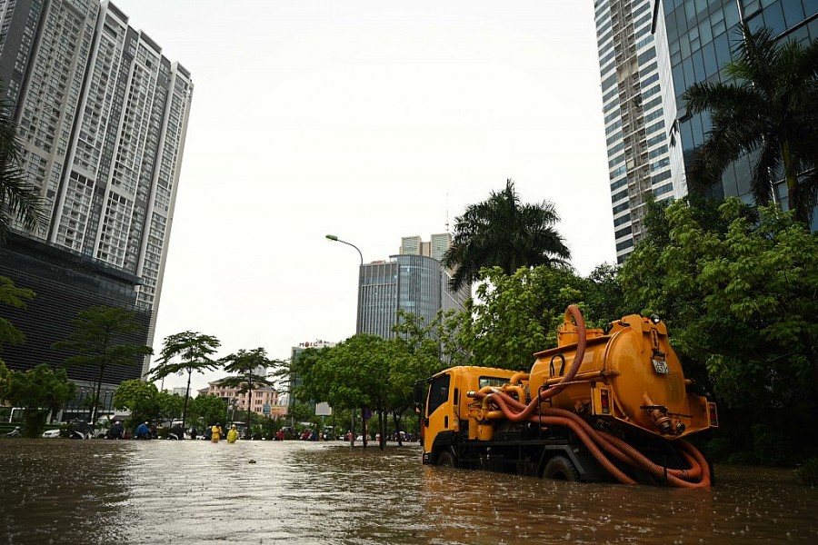 Nhiều tuyến phố Hà Nội ngập sâu, người dân chật vật đi làm