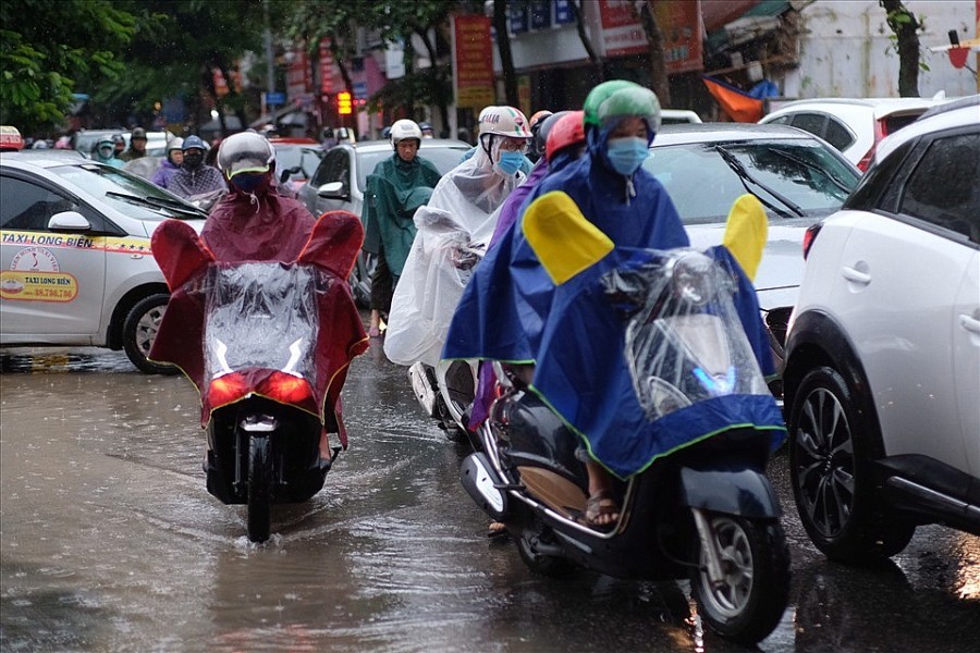 Nhiều tuyến phố Hà Nội ngập sâu, người dân chật vật đi làm